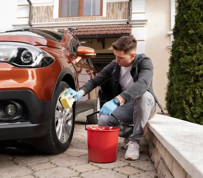 Lavage auto à domicile Montreuil-sur-Epte : professionnel intervenant sur un véhicule